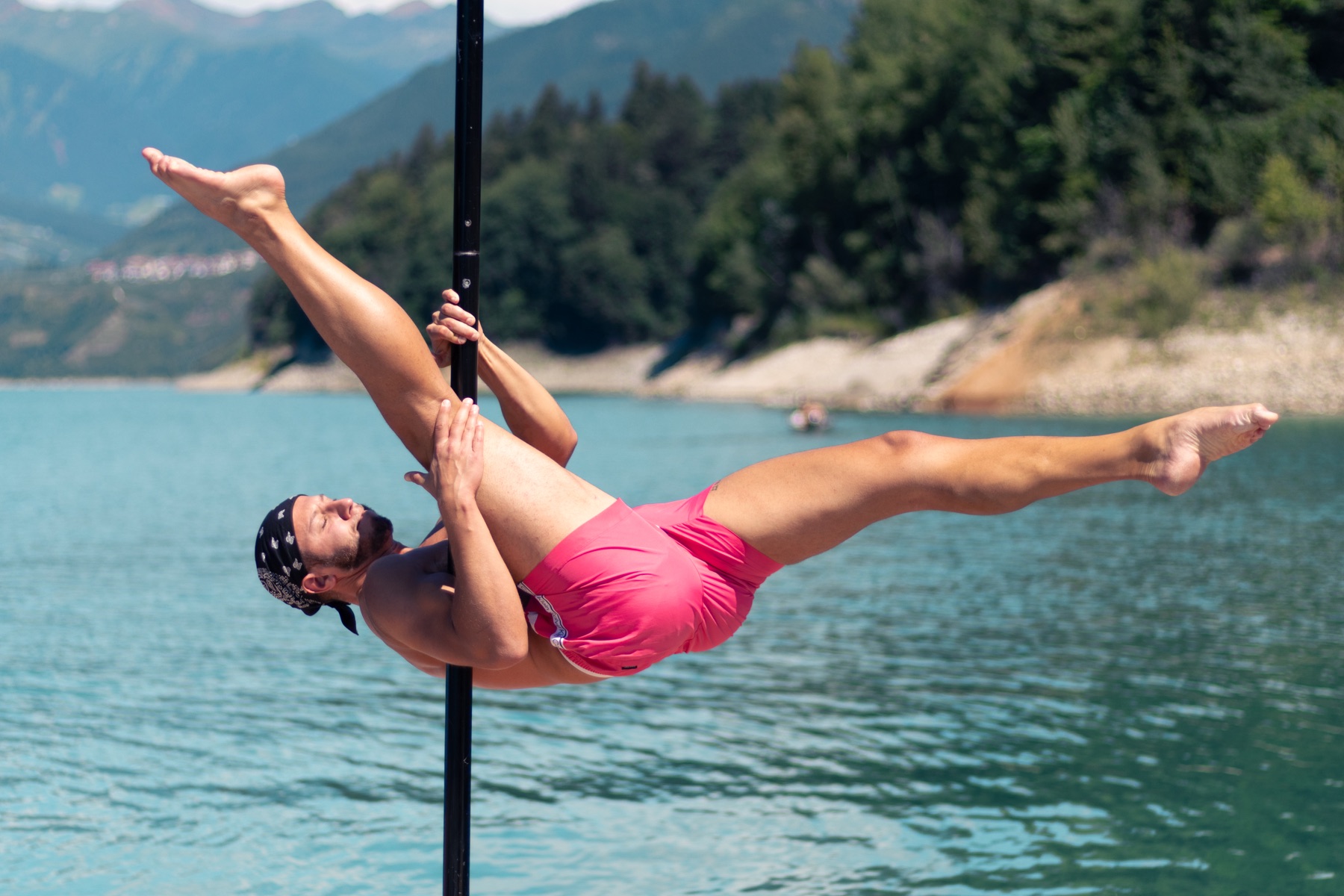 Gian Martinelli durante una performance fisica sul lago