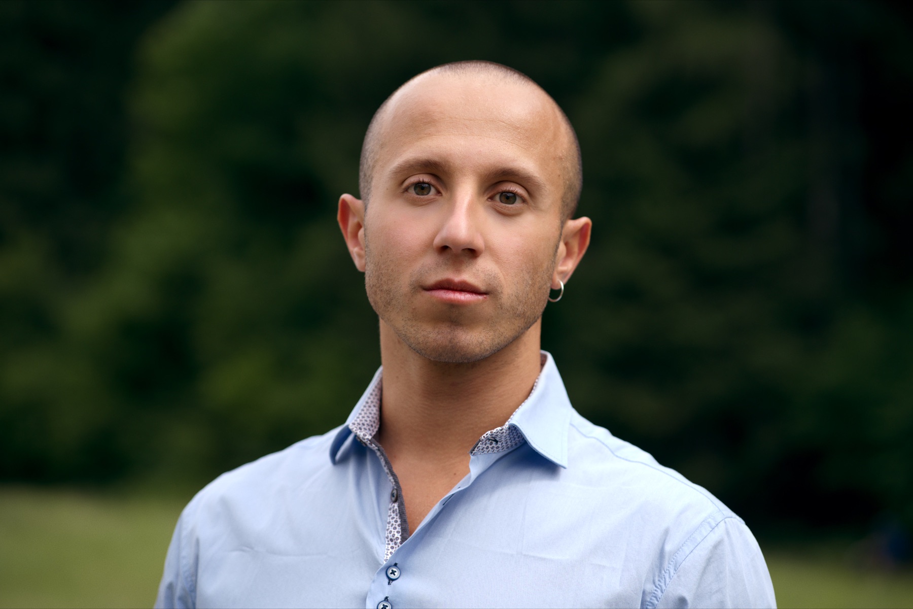 Primo piano di Gian Martinelli all’aperto
